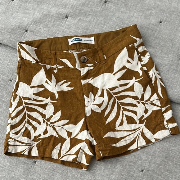 Old Navy Brown and White Bermuda Shorts with Tropical Print - Picture 1 of 13